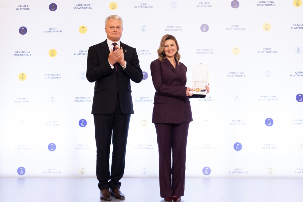 In the framework of the Fourth Summit of the Crimea Platform, President of Lithuania Gitanas Nausėda presented First Lady of Ukraine Olena Zelenska with the highest state award of Lithuania