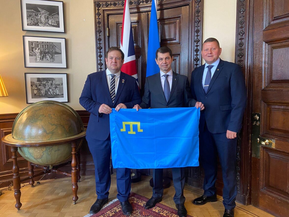 Stephen Doughty Shared Photo with Crimean Tatar Flag in Solidarity with Ukraine