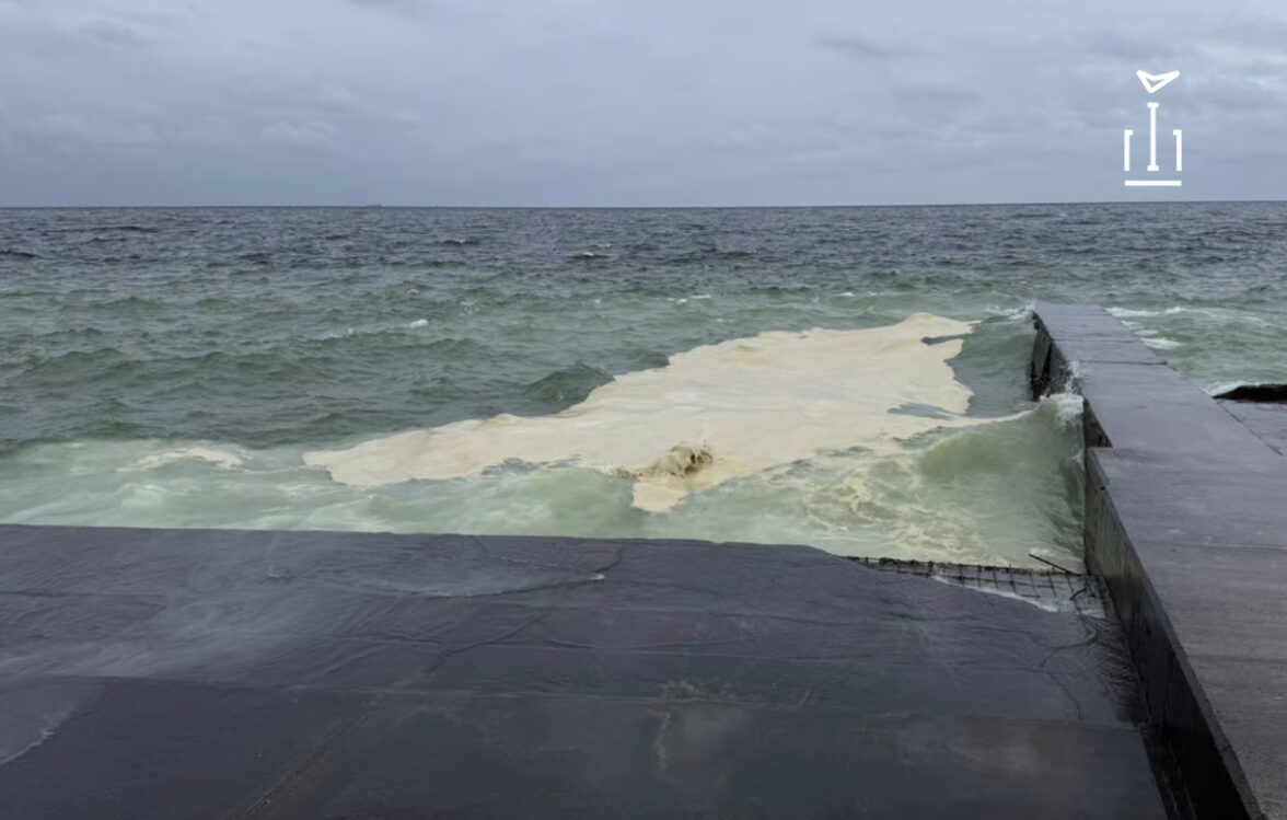У Чорному морі поблизу Одещини зафіксовано забруднення внаслідок російських атак на портову інфраструктуру